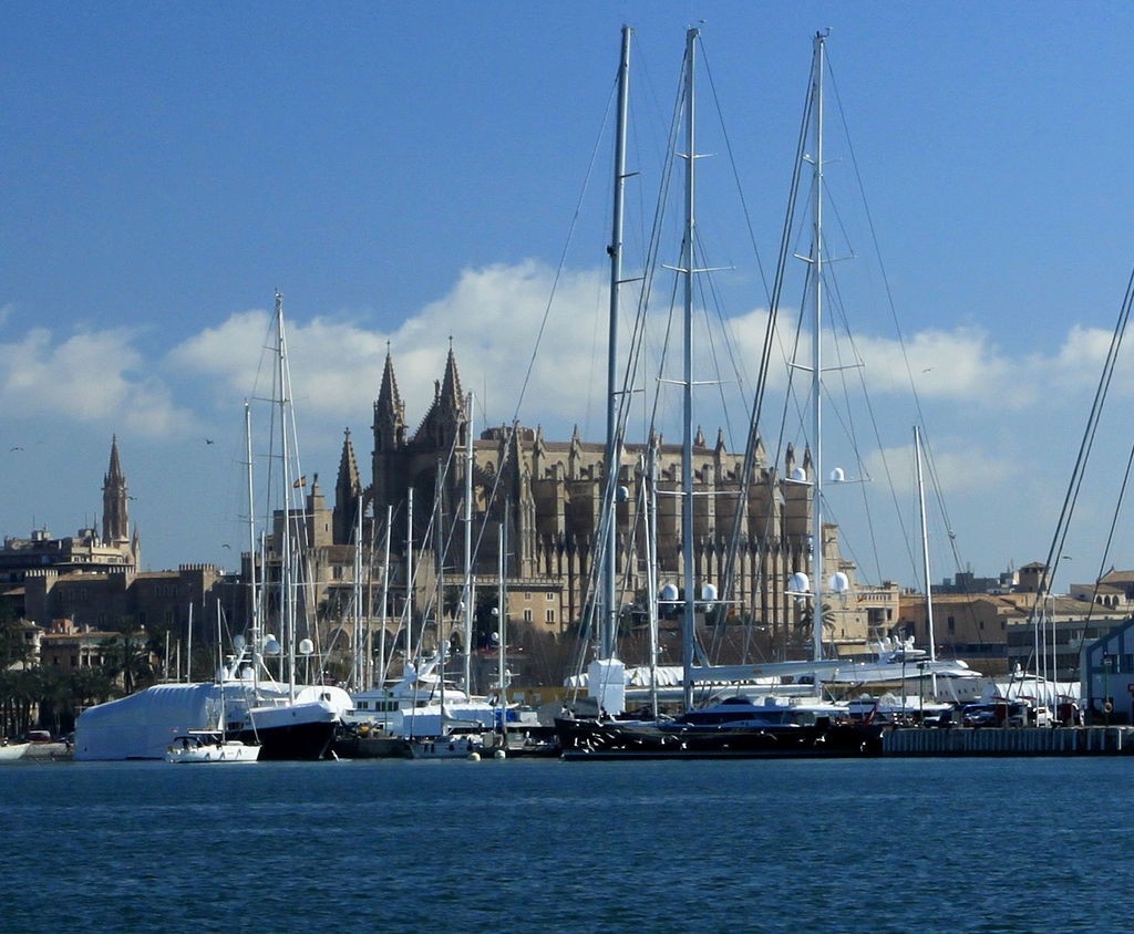 sailing-in-the-bay-of-palma-de-mallorca-photo-05